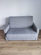 Rozkładana sofa z pojemnikiem na pościel