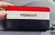 Tommy Hilfiger portfel ze skóry ekologicznej.