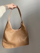 Torebka damska pleciona hobo beżowa, wygodna i stylowa