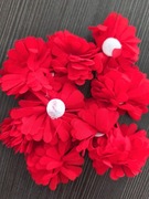 Czerwone kwiatki aplikacje materiałowe