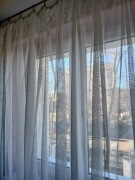 Krótka firanka z delikatnym  wzorem u góry Ax