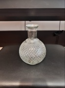 Szklana karafka vintage z tłoczonym wzorem