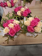 Kompozycja w ceramicznej doniczce róże  mydlane