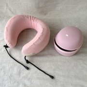 Różowa poduszka podróżna memory foam w etui