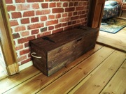 Rustykalna, postarzona skrzynia, kufer, siedzisko.