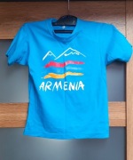 T-shirt dla dziecka na 3/4 lata 46 cm długości niebieska z napisem Armenia.