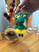 Żabka brelok szydełkowa w żółtej spódniczce 