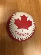 Piłka baseballowa czerwono-biała z grafiką flagi Kanady