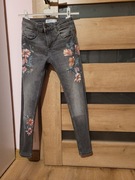 Jeansy dżinsy zara w kwiatki 