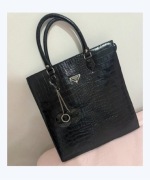 Czarna lakierowana torebka z napisem Prada stan idealny 