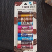 Smakowe i nawilżające balsamy do ust