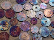 MONETY Z TĘCZOWĄ PATYNĄ – Z POŻARU Banku CRÉDIT LYONNAIS PARYŻ 1996 unikat