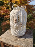 Duży lampion wykonany metodą makramy w stylu Boho