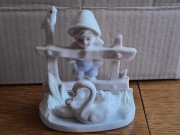 Chłopiec z łabędziami figurka ceramiczna płotek ptak kapelusz łabędź