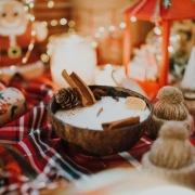 Sojowa świeca SZARLOTKA w łupinie kokosa 250 ml ŚWIĄTECZNY PREZENT