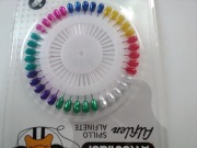 Kolorowe szpilki krawieckie + nożyczki. 