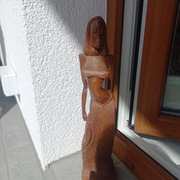 Figurka kobiety z aksamitnego drzewa.