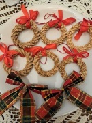 Stare słomiane ozdoby z PRL