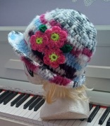 Szydelkowy kapelusik wiosenno-jesienny dla pań 