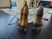 Komplet mosiężna solniczka i pieprzniczka. Stare. Nieczyszczone.