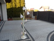 piękna, droga, wysoka lampa stojąca udekorowana  liśćmi