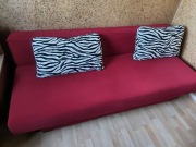 Kanapa rozkładana z poduszkami czerwona