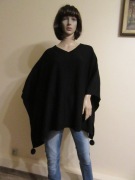 ULLA POPKEN czarne ponczo swetrowe z pomponami ONE SIZE