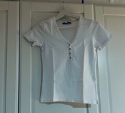 Biała koszulka Mohito z dekoltem V i ozdobnymi guzikami – rozmiar XS