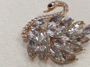 Broszka z motywem ptaka łabędzia kolor biały 