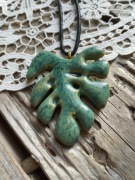 Ceramiczny wisior, naszyjnik monstera, rękodzieło 