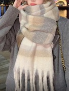 Zimowy szalik damski biały beżowy kolorowy