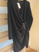 Sukienka ołówkowa z ozdobnymi guzikami 