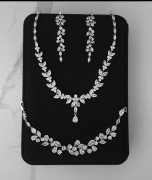 Komplet biżuterii ślubnej w srebrnym kolorze 