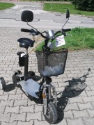 Pojazd elektryczny trzykołowy