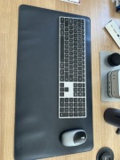 Satechi Granatowa duża podkładka mata na biurko ze skóry wegańskiej.