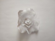 Kwiatek róża chińska z materiału broszka 12 cm biały