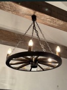 Żyrandol wiszący KOŁO/STER rustykalny, drewniany, z metalowymi łancuchami