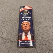 Czekolada mleczna Astor Chocolate 43 g – edycja Donalda Trumpa (USA)