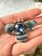 Broszka "Królewska Pszczoła"|Kryształy w kolorze Szafiru i Szmaragdu