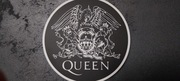 Duże logo Queen w kolorystykach Queen I, Queen II, The Miracle