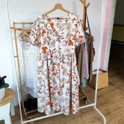 Sukienka Boho midi 44 XXL 2xl biała kwiaty kwiatki floral bufki guziki