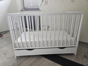 Łóżeczko dziecięce z materacem.