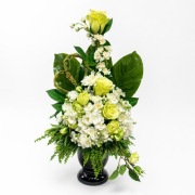 Kompozycja do wazonu nagrobnego biało-zielona z różami i sercem