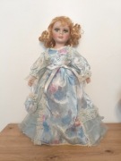 Porcelanowa lalka wys 40cm blondynka w sukni balowej