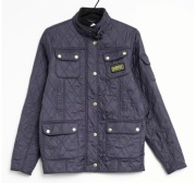 Kurtka Barbour International z granatowym pikowaniem o klasycznym kroju. 