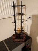 Lampa stojąca z prętów