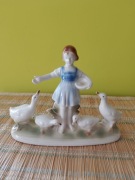 Porcelanowa figurka Dziewczynka karmienie gąski 