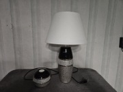 Lampa nocna bogato zdobiona z dodatkowym świecznikiem 