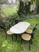 Stol i krzesla. Marmur. Rattan.