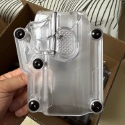 Uniwersalna kaburana na pistolet z automatycznym blokowaniem.